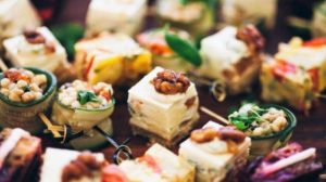 Aperitivo per festa tra amici Aperitivo per festa tra amici